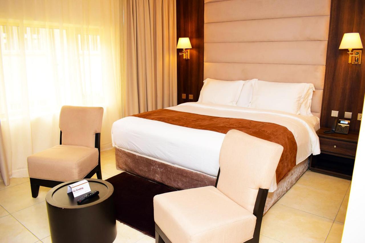 Monty Suites & Golf Уйо Екстериор снимка