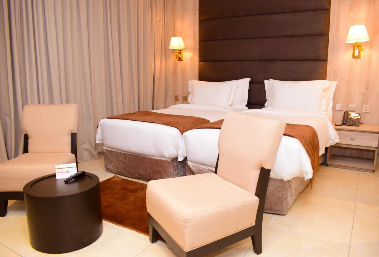 Monty Suites & Golf Уйо Екстериор снимка