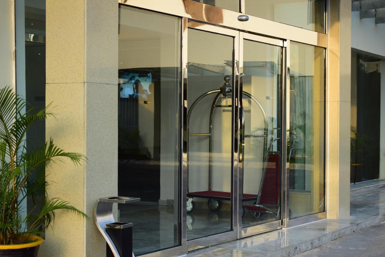 Monty Suites & Golf Уйо Екстериор снимка
