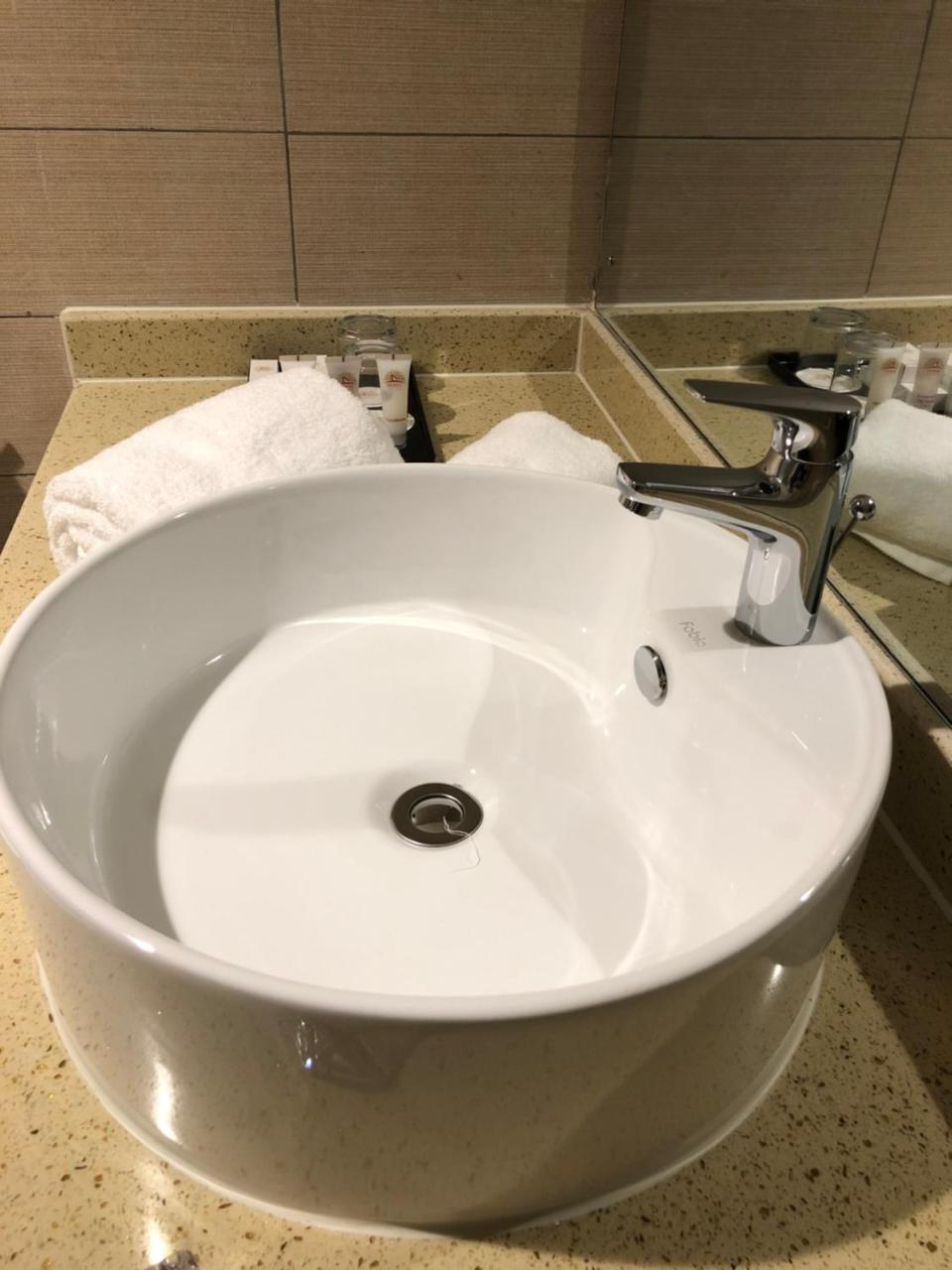 Monty Suites & Golf Уйо Екстериор снимка