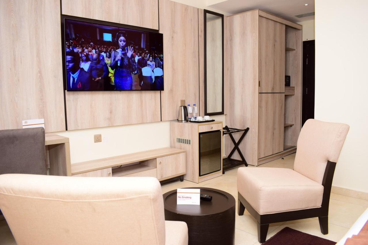 Monty Suites & Golf Уйо Екстериор снимка