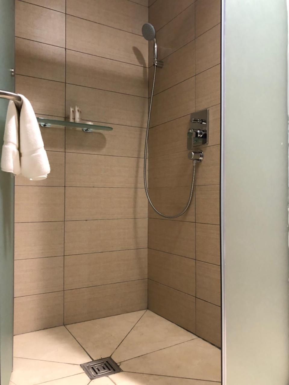Monty Suites & Golf Уйо Екстериор снимка