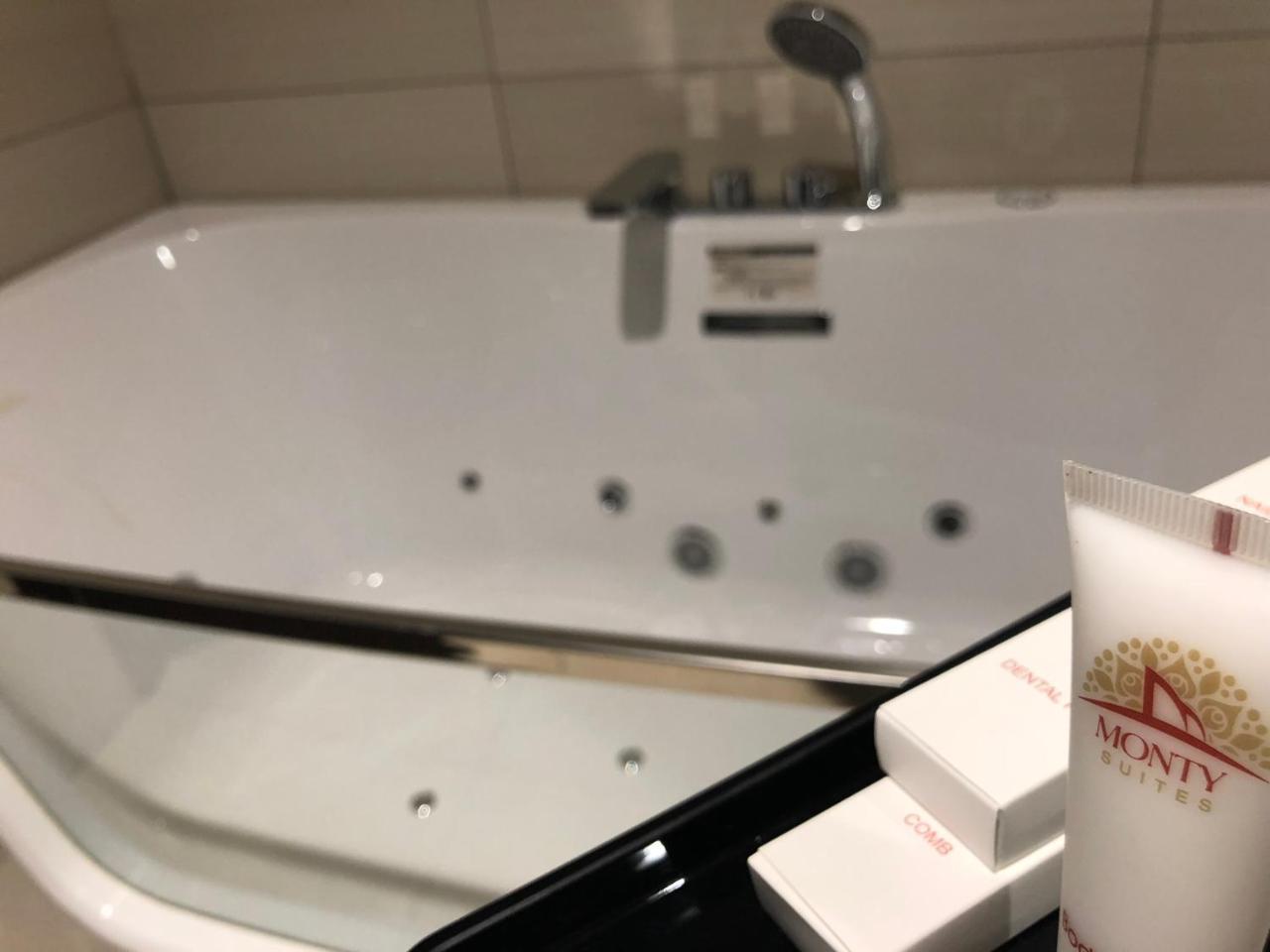 Monty Suites & Golf Уйо Екстериор снимка