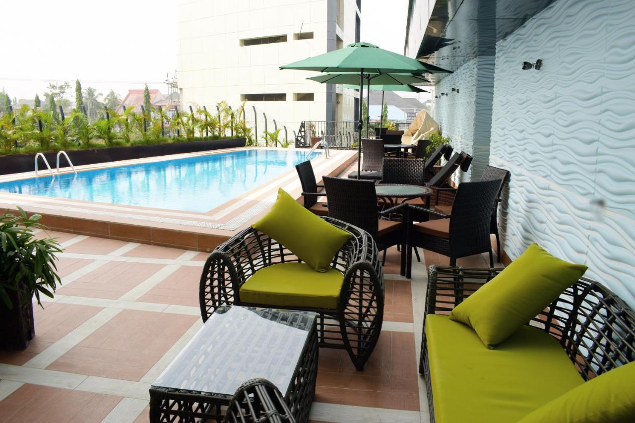 Monty Suites & Golf Уйо Екстериор снимка