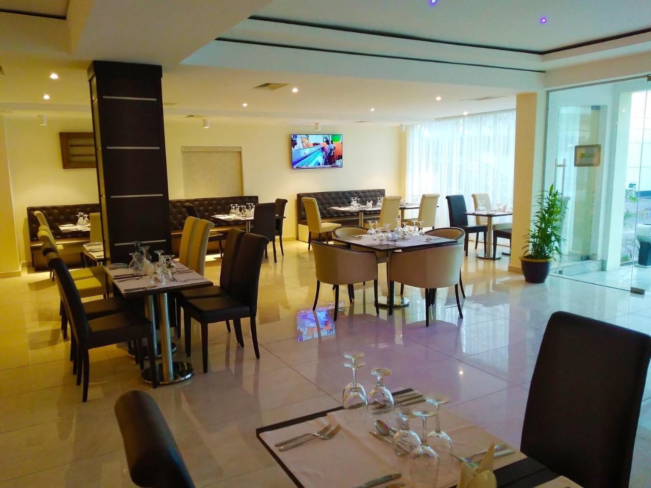 Monty Suites & Golf Уйо Екстериор снимка
