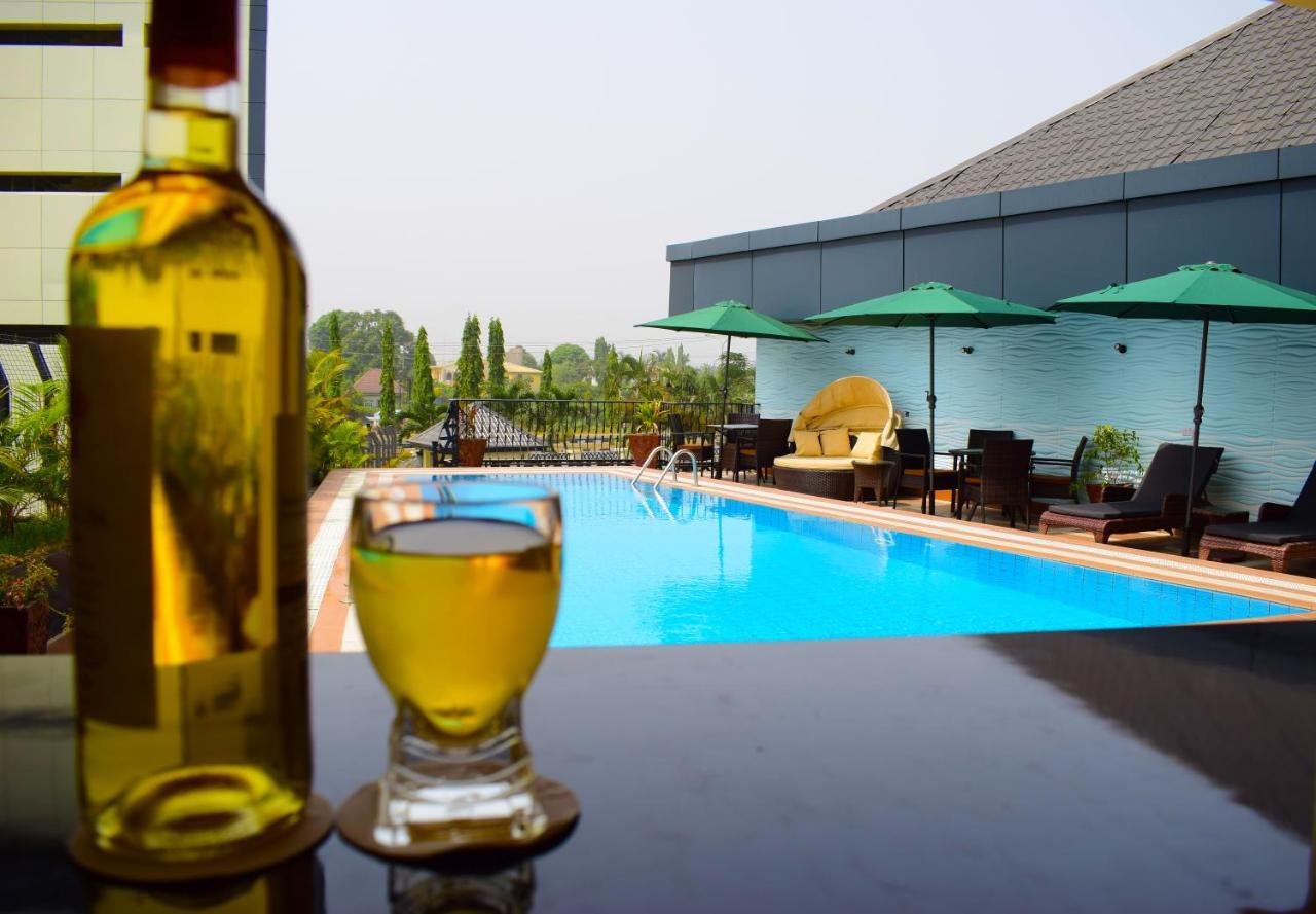 Monty Suites & Golf Уйо Екстериор снимка