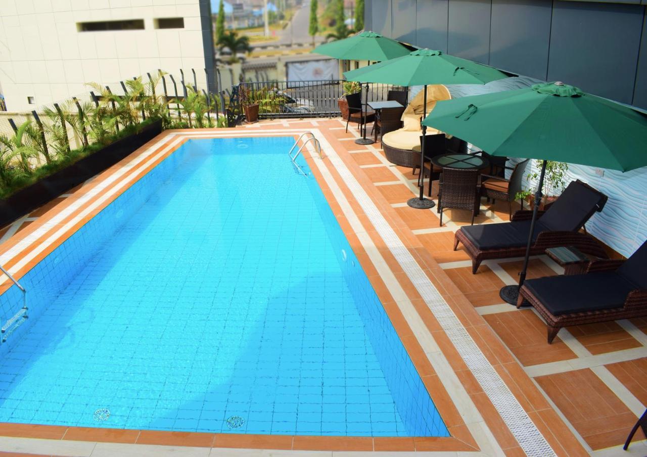 Monty Suites & Golf Уйо Екстериор снимка
